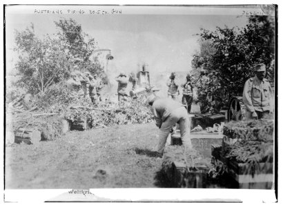 Austrians firing 30.5 cm. gun LCCN2014700393