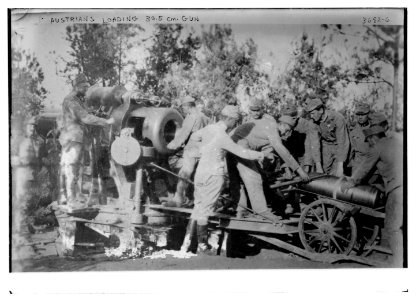 Austrians loading 30.5 cm. gun LCCN2014700391