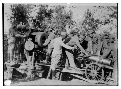 Austrians loading 30.5 cm gun LCCN2014705512