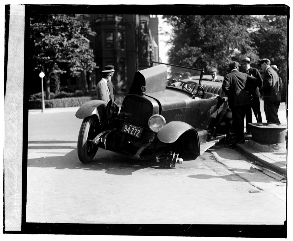 Auto accident LCCN2016819574