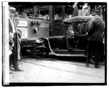 Auto accident LCCN2016819628