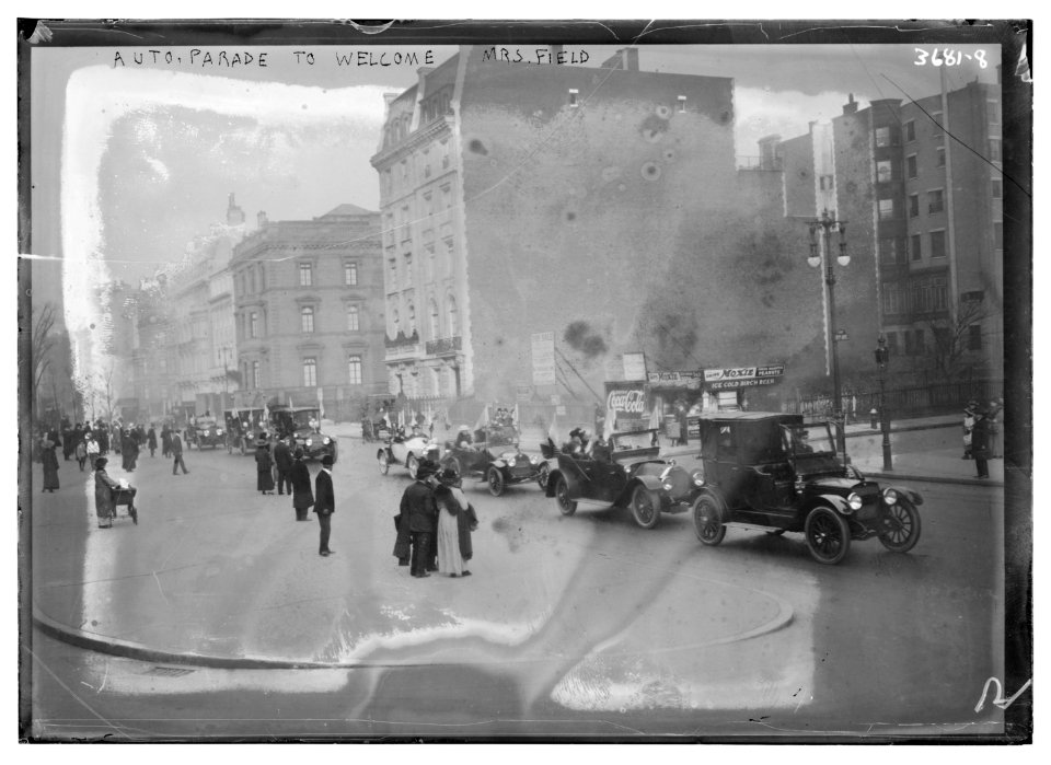 Auto parade to welcome Mrs. Field LCCN2014700381