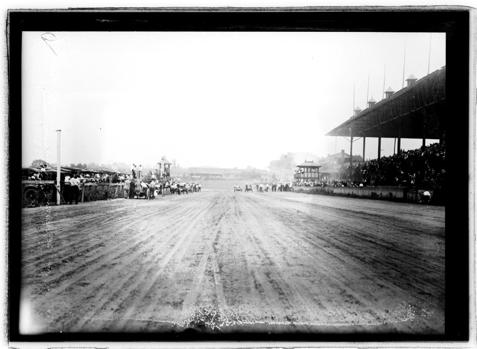 Auto races, Benning, Md., (i.e., Washington, D.C.), c. 1916 LCCN2016851040