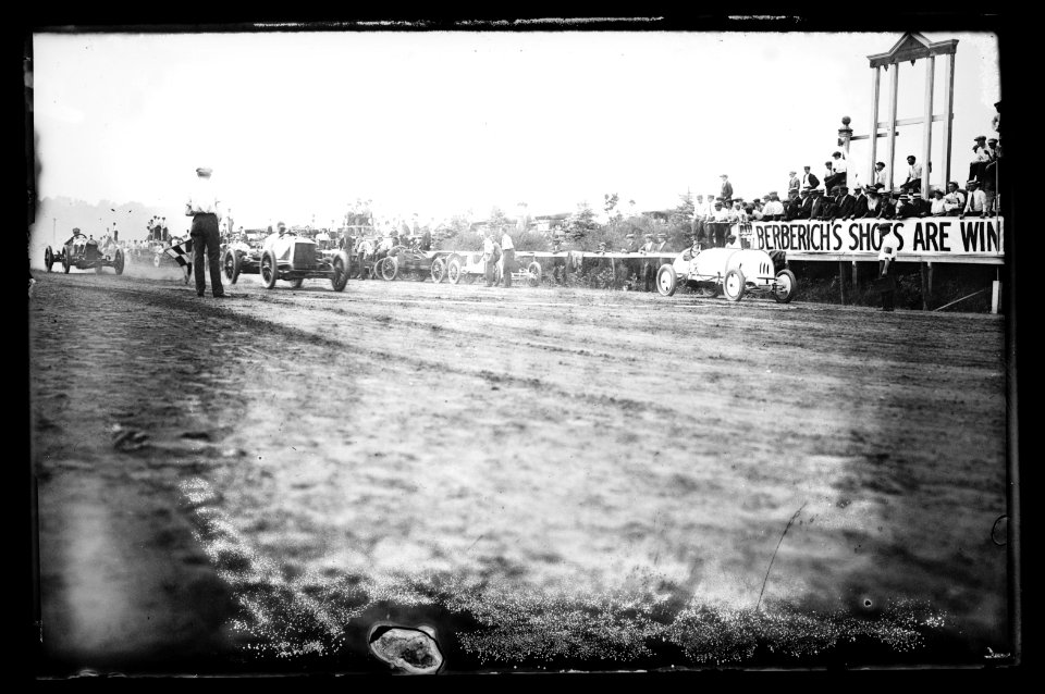 Auto races, Benning, Md., (i.e., Washington, D.C.), c. 1916 LCCN2016851037