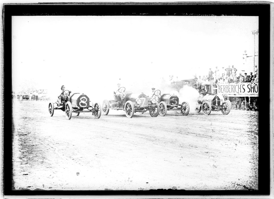 Auto races, Benning, Md., (i.e., Washington, D.C.), c. 1916 LCCN2016851039