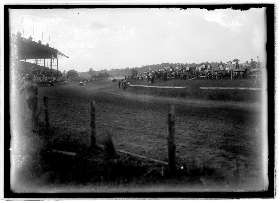 Auto races, Bennings, Md. (i.e., Washington, D.C.), 1915 LCCN2016851087