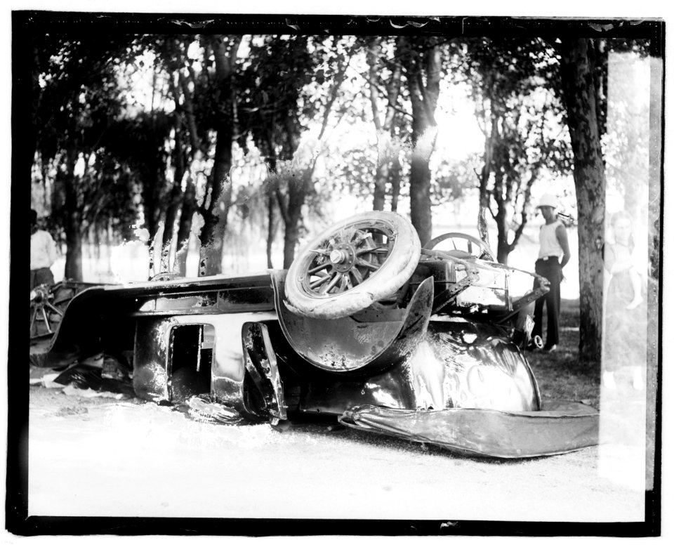 Auto wreck in Potomac PK LCCN2016819637