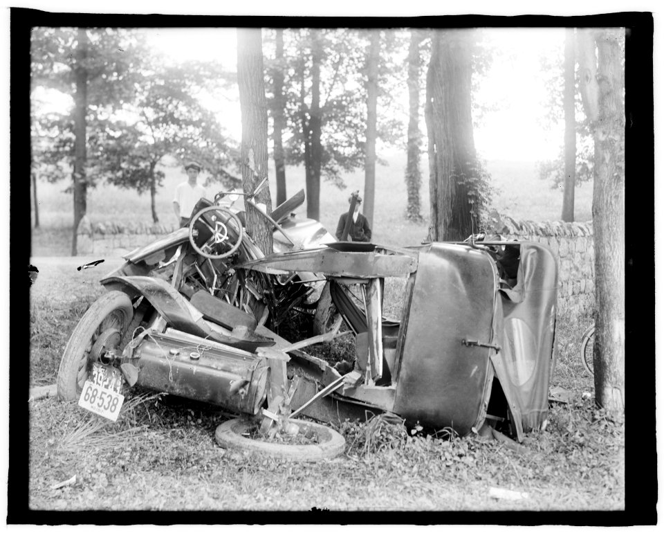 Auto wreck, 1917 LCCN2016852597