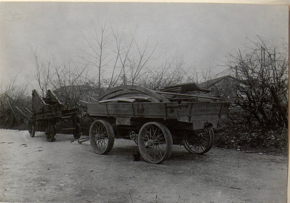 Autoanhänger mit 15cm Lafette, a-d.Strasse am Isonzo bei Görz. (BildID 15664348)
