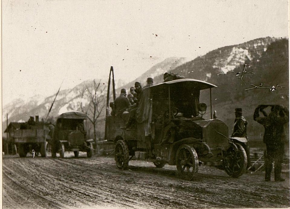 Autokolonne auf der Fahrt. (BildID 15508347)