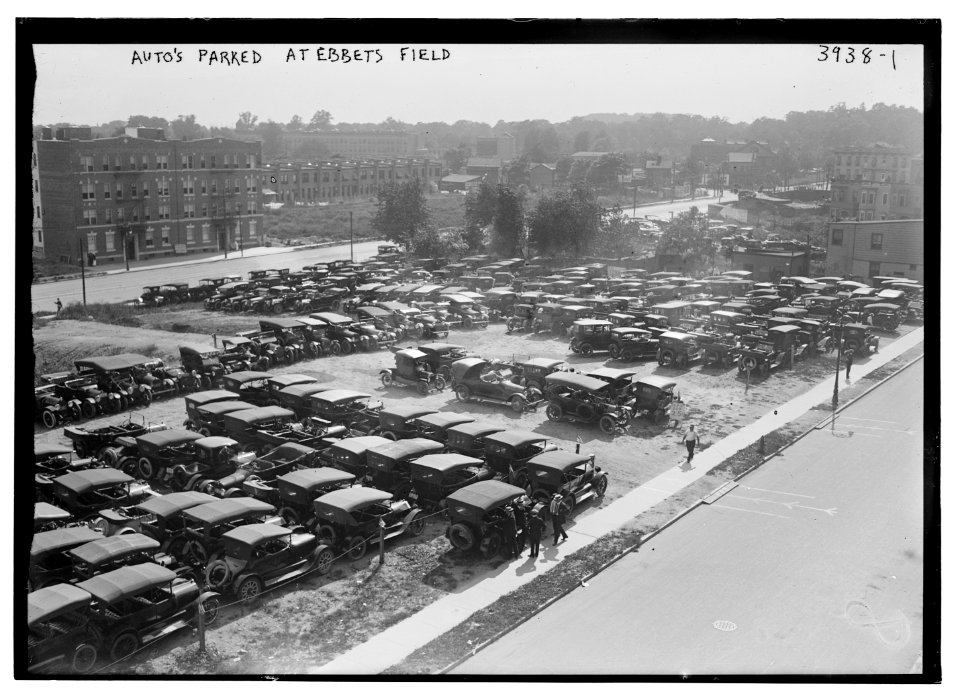 Auto's parked at Ebbets Field LCCN2014702362