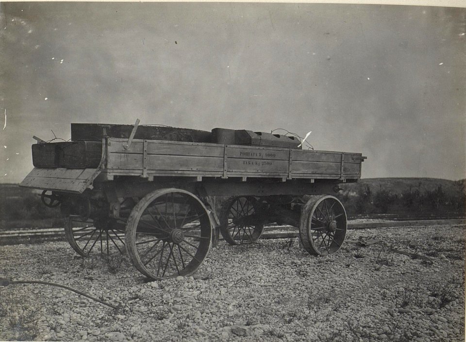 Autoanhänger mit Bettung beladen. (Ronchi, Mitte Mai 1918.) (BildID 15664978)