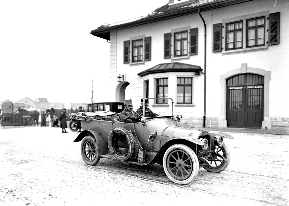 Automobil auf dem Hof des Zeughauses Lyss - CH-BAR - 3240334