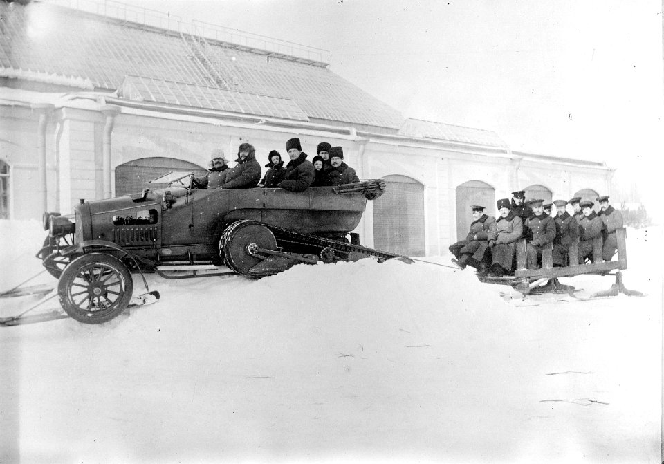 Automobil mit Schneeraupe, Skiern, Mannschaftsschlitten - CH-BAR - 3241598