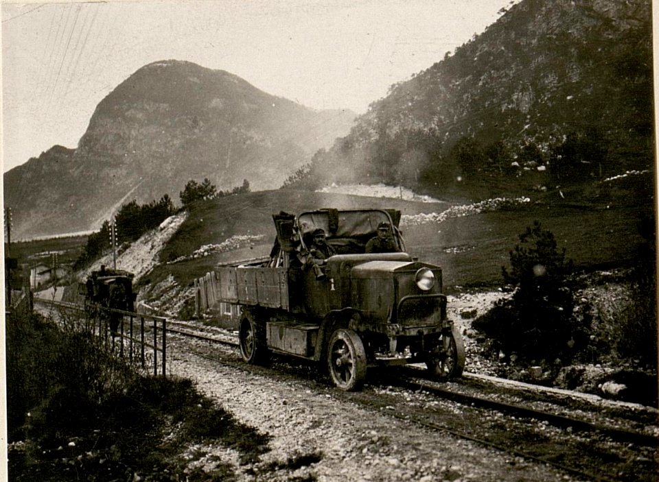Automobile auf der Strecke bei Tolmezzo. (BildID 15507500)