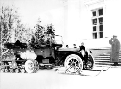 Automobil mit Schneeraupe und vorne Skiern - CH-BAR - 3241597
