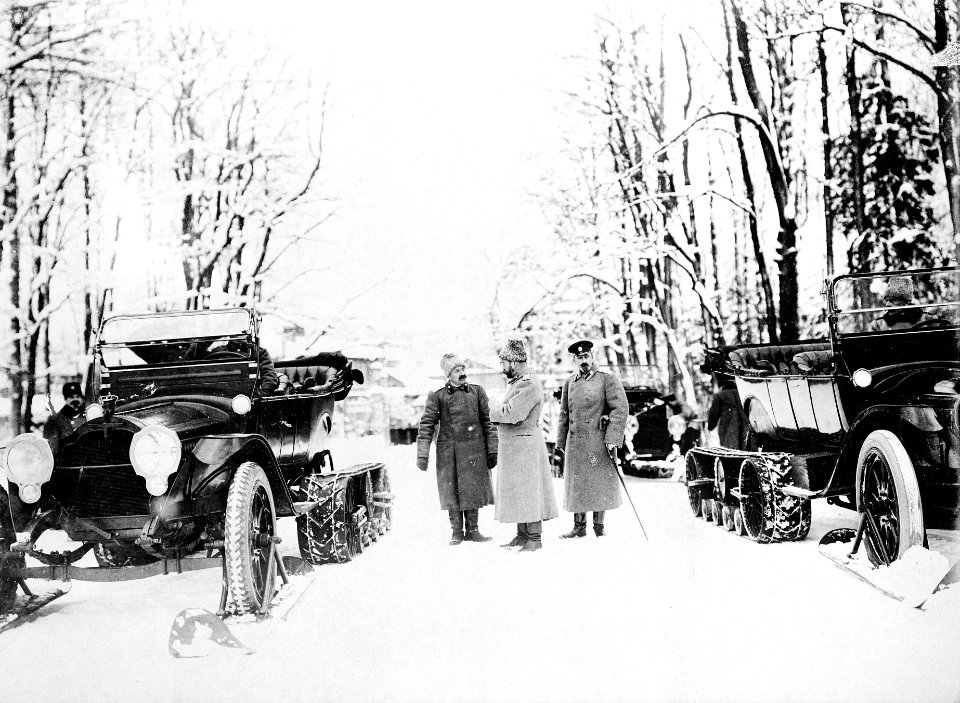 Automobile mit Schneeraupen und Skiern ausgerüstet - CH-BAR - 3241595