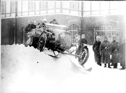 Automobil mit Schneeraupen beim Geländefahren - CH-BAR - 3241596