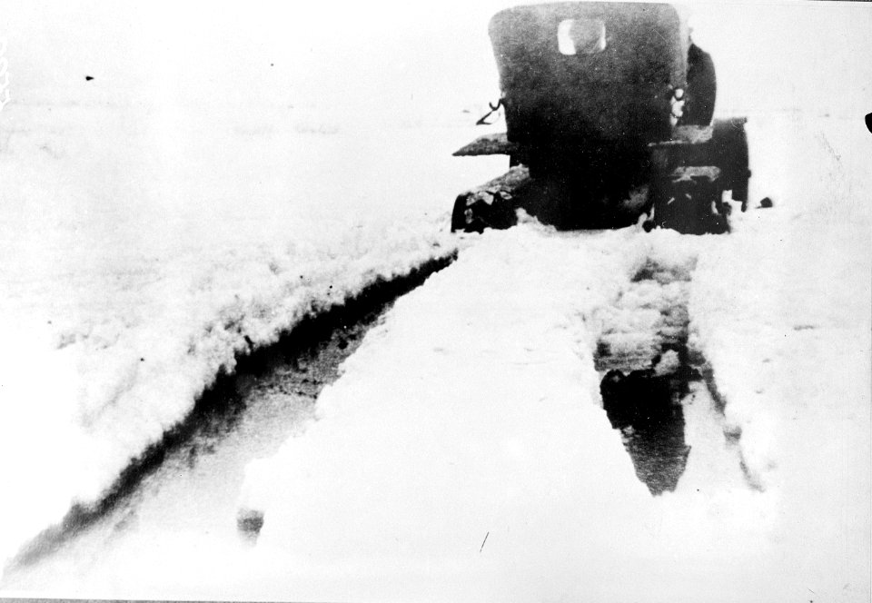 Automobil mit Schneeraupen im Tiefschnee - CH-BAR - 3241599