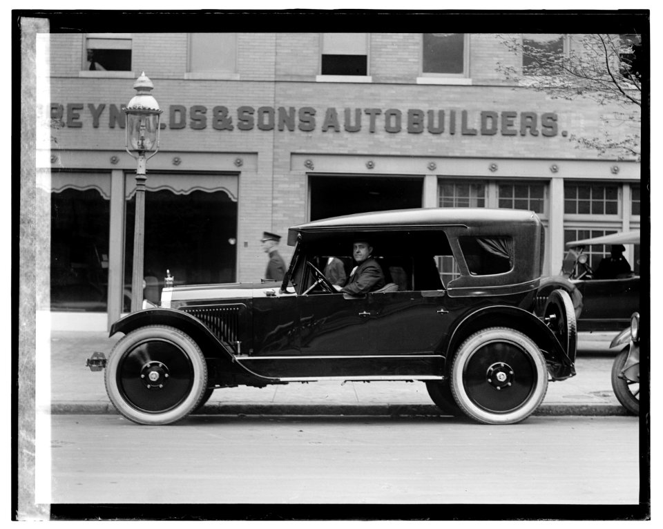 Automobile outside Reynolds & Sons Autobuilders LOC npcc.06084
