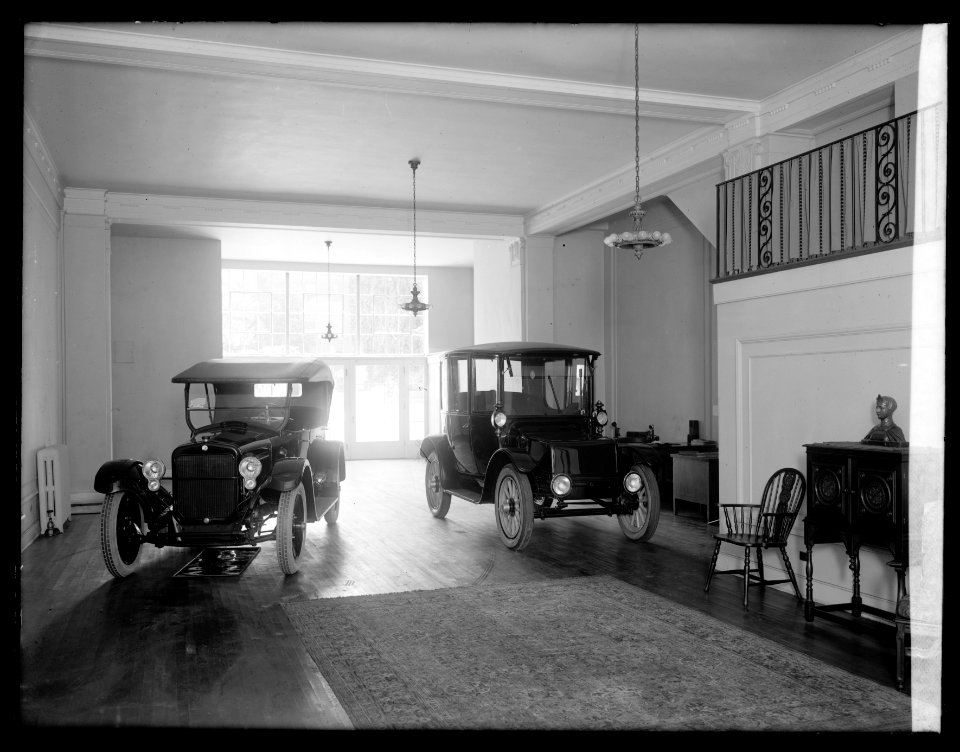 Automobile showroom LCCN2016823991