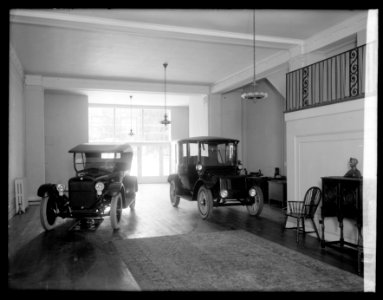 Automobile showroom LCCN2016823991