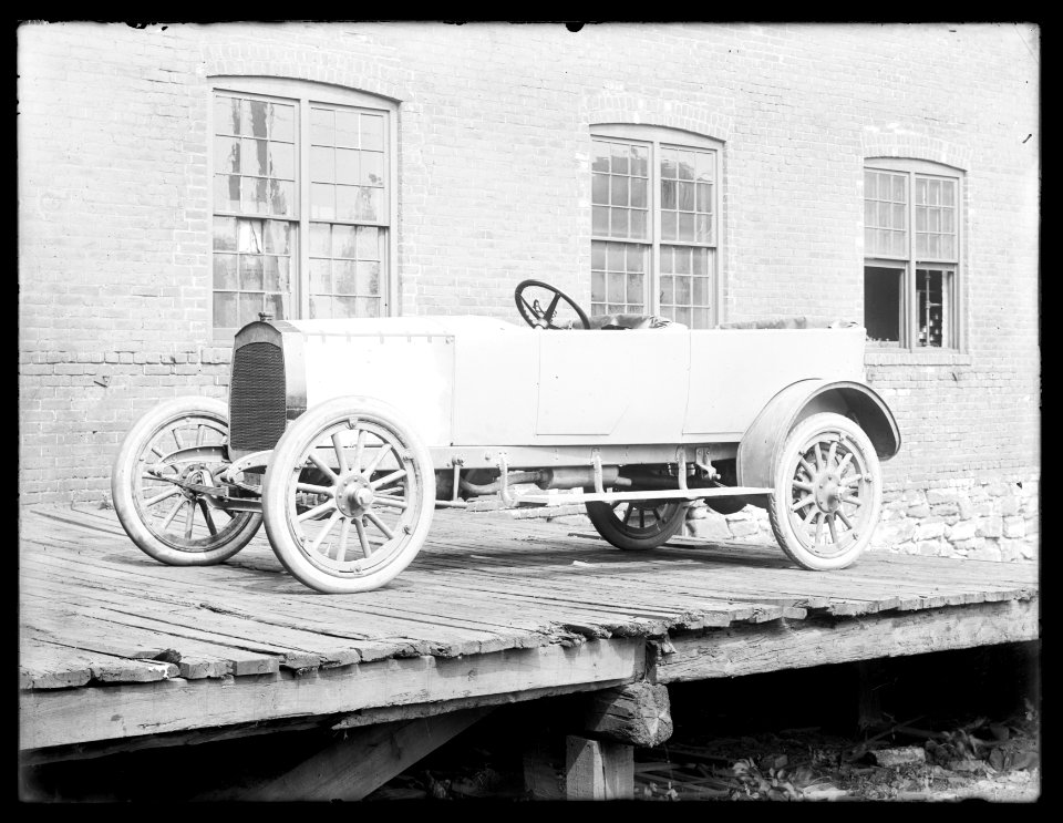 Automobile without roof LCCN2016824422