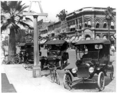 Automobiles and bicycles parked along Riverside Ave., Riverside, California LCCN2011660902