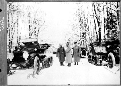 Automobile mit Schneeraupen und Skiern ausgerüstet - CH-BAR - 3241595