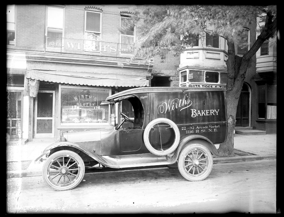 Automobile with ad for Wirth's Bakery, 22-32 Arcade Market, 1116 H St., N.E., Washington, D.C. LCCN2016824556