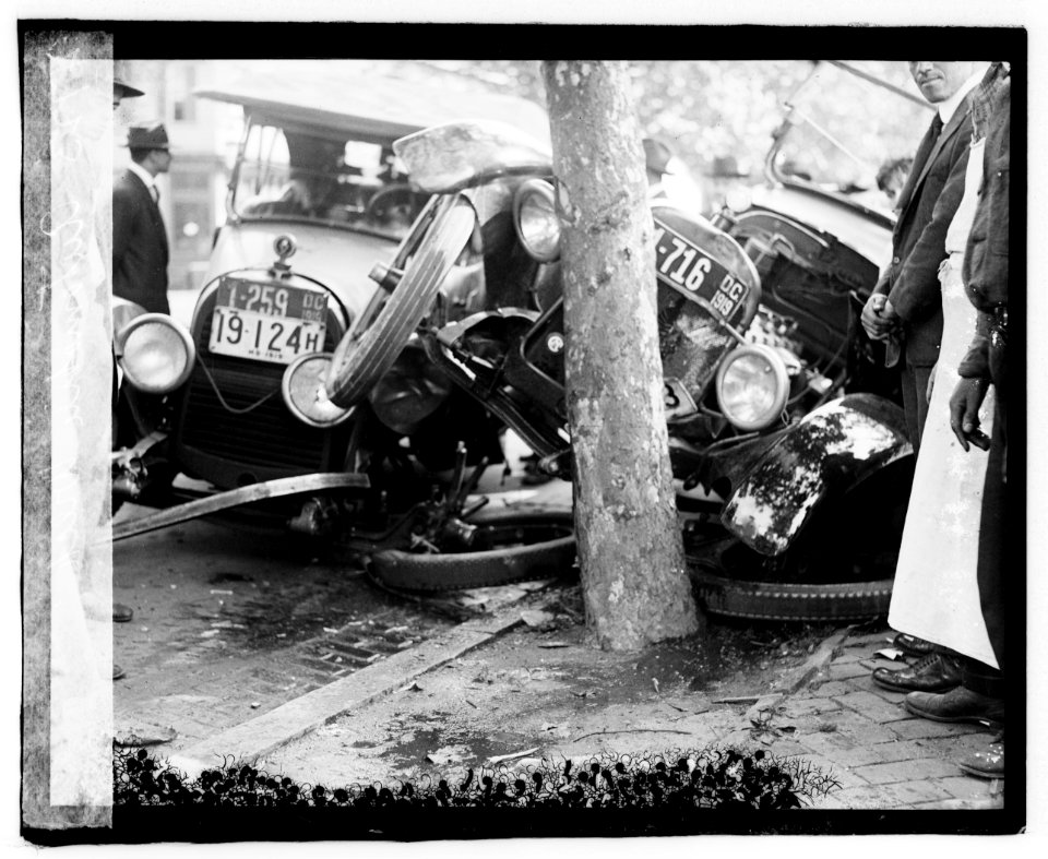 Automobile wreck LCCN2016819625