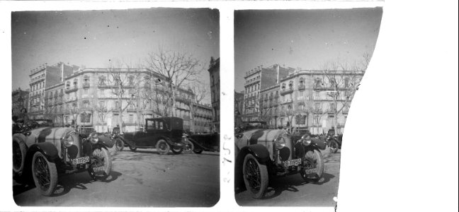 Automòbils al Passeig de Gràcia durant el Carnestoltes de 1924