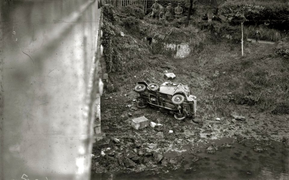 Automóvil accidentado al caer desde un puente (1 de 3) - Fondo Car-Kutxa Fototeka