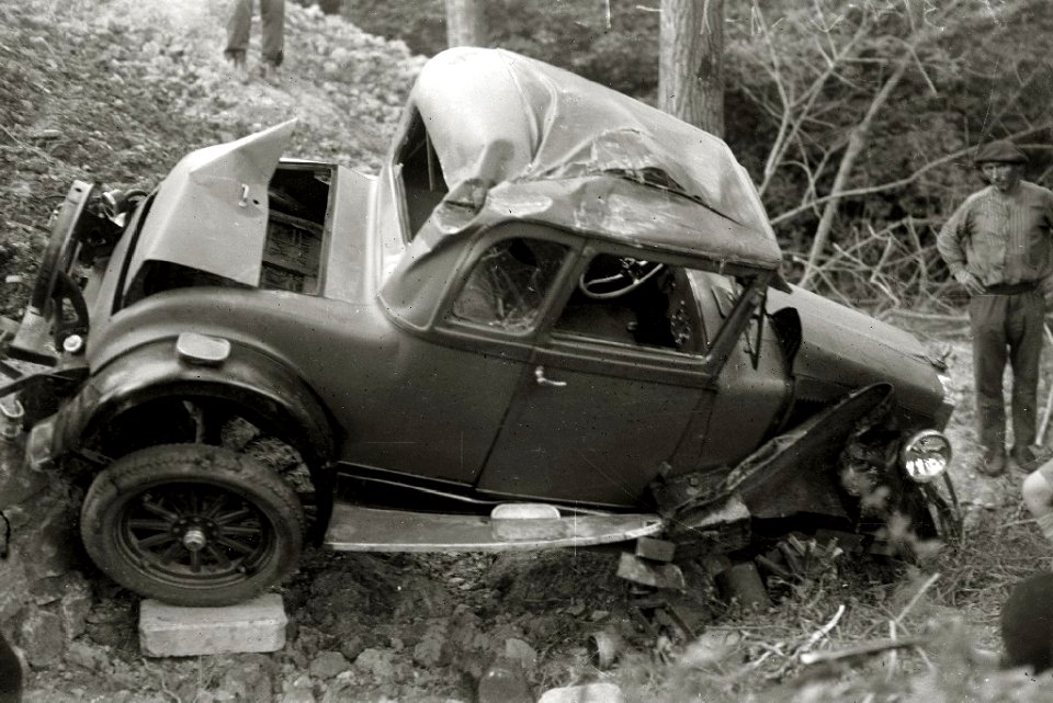 Automóvil accidentado en una cuneta (2 de 3) - Fondo Car-Kutxa Fototeka