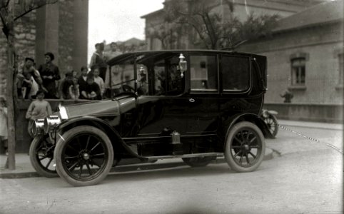 Automóvil aparcado junto a la iglesia de San Ignacio en Gros (1 de 1) - Fondo Car-Kutxa Fototeka