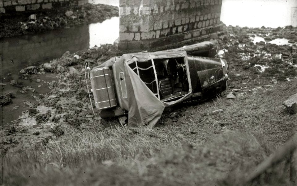 Automóvil accidentado al caer desde un puente (3 de 3) - Fondo Car-Kutxa Fototeka