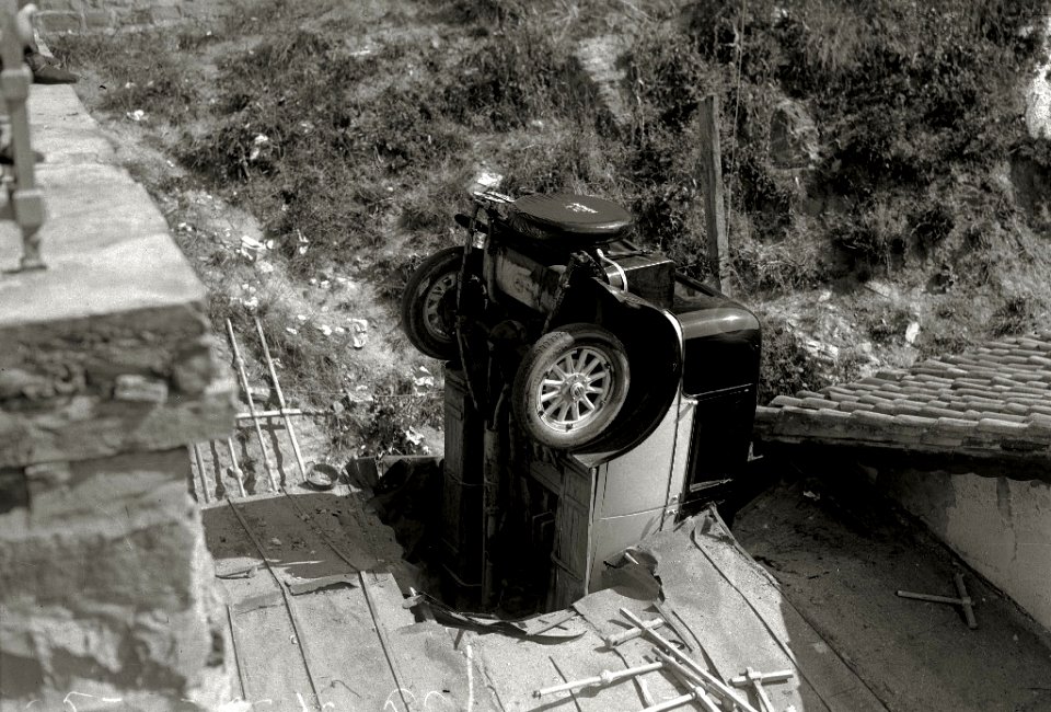 Automóvil caído en el tejado de una casa en el puerto (2 de 2) - Fondo Car-Kutxa Fototeka