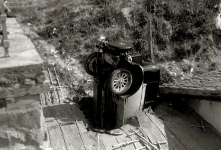 Automóvil caído en el tejado de una casa en el puerto (2 de 2) - Fondo Car-Kutxa Fototeka
