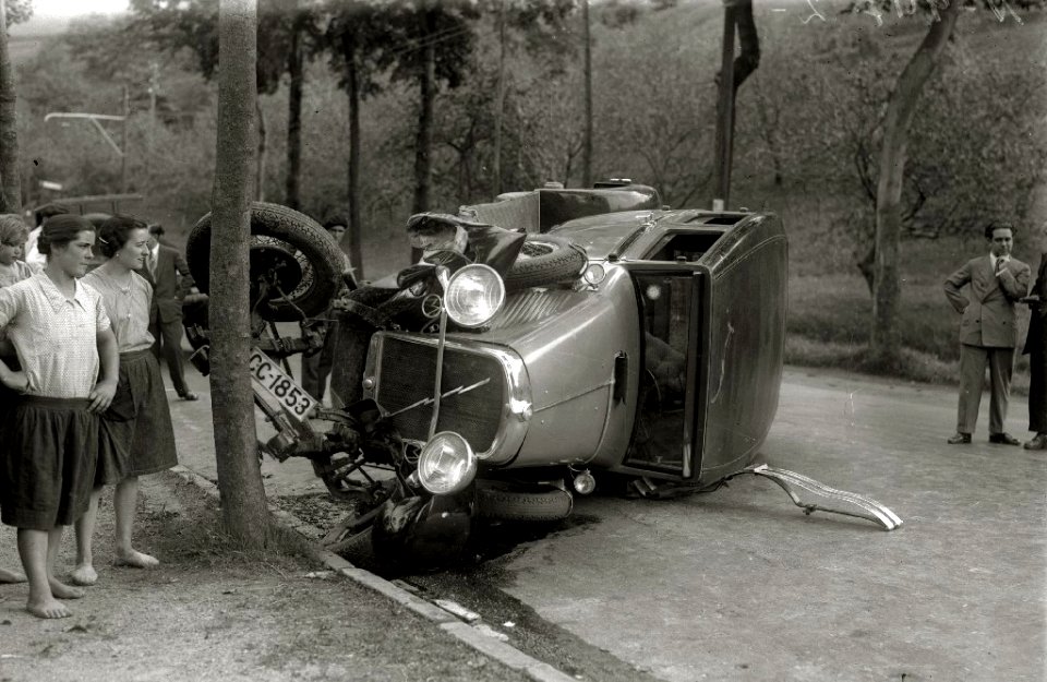 Automóvil accidentado en una carretera (1 de 2) - Fondo Car-Kutxa Fototeka