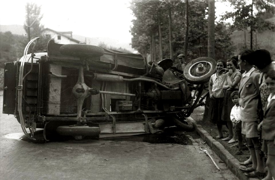Automóvil accidentado en una carretera (2 de 2) - Fondo Car-Kutxa Fototeka