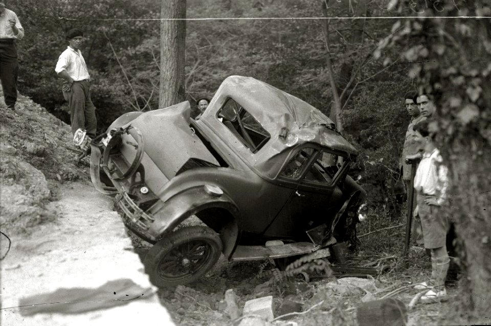 Automóvil accidentado en una cuneta (1 de 3) - Fondo Car-Kutxa Fototeka