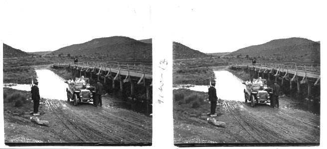 Automòbil creuant el canal d'Urgell