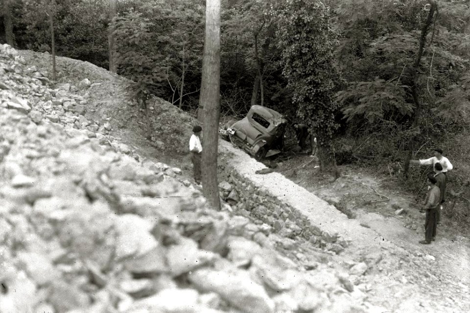 Automóvil accidentado en una cuneta (3 de 3) - Fondo Car-Kutxa Fototeka