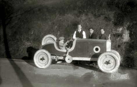 Automóvil circulando (2 de 4) - Fondo Car-Kutxa Fototeka