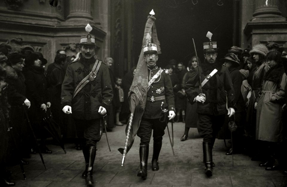 Autoridad militar con una bandera a la salida de la basílica de Santa María tras la finalización de una celebración (1 de 6) - Fondo Car-Kutxa Fototeka