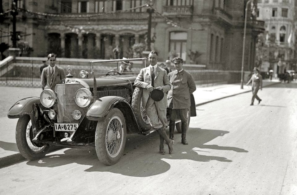 Automóvil estacionado junto a los jardines de Alderdi Eder (2 de 2) - Fondo Car-Kutxa Fototeka