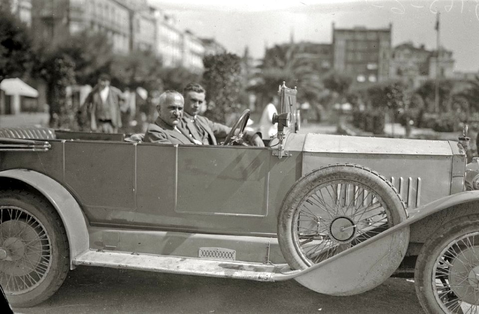 Automóvil estacionado junto a los jardines de Alderdi Eder (1 de 2) - Fondo Car-Kutxa Fototeka
