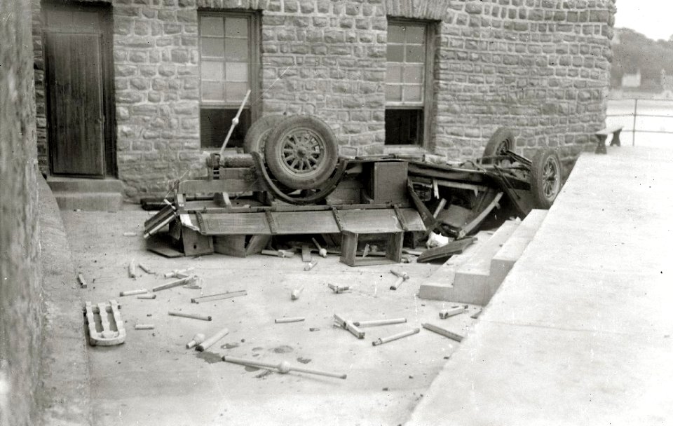 Automóvil accidentado en el Paseo Nuevo (1 de 2) - Fondo Car-Kutxa Fototeka
