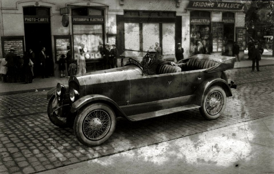 Automóvil estacionado junto al establecimiento Photo Carte (1 de 1) - Fondo Car-Kutxa Fototeka