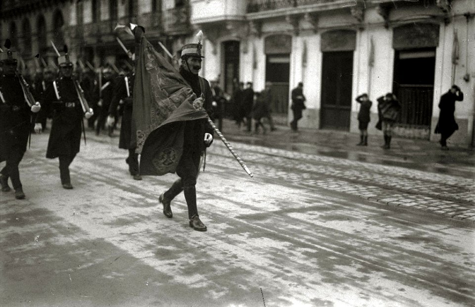 Autoridad militar con una bandera a la salida de la basílica de Santa María tras la finalización de una celebración (5 de 6) - Fondo Car-Kutxa Fototeka